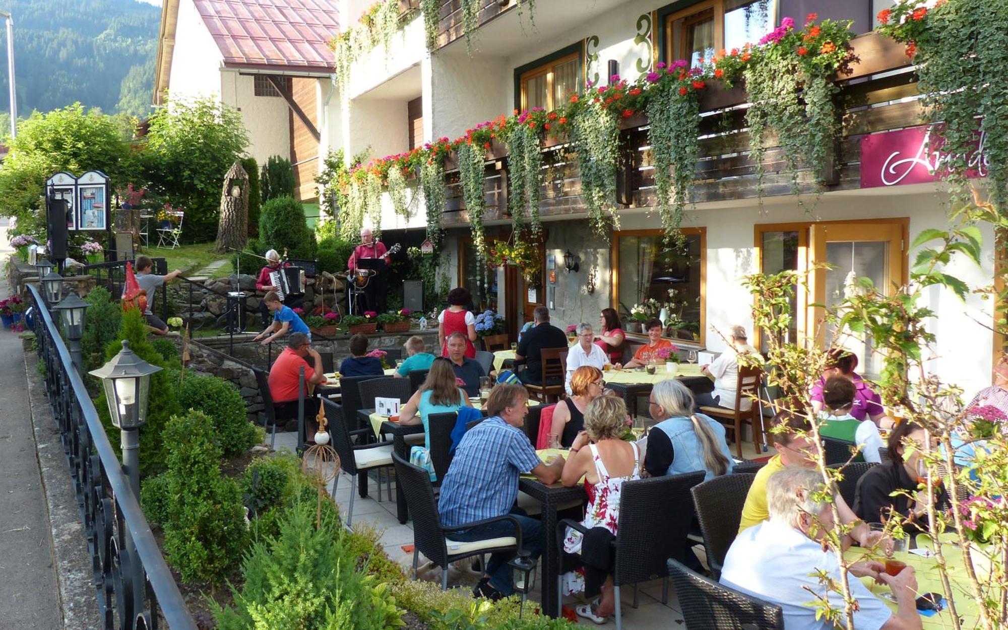 Hotel Restaurant Amadeus - Inclusive Skipass Und Vieles Mehr Bad Hindelang Exteriör bild