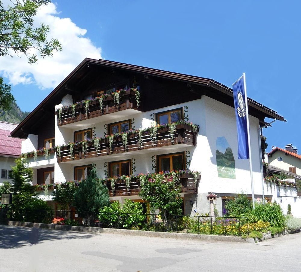 Hotel Restaurant Amadeus - Inclusive Skipass Und Vieles Mehr Bad Hindelang Exteriör bild